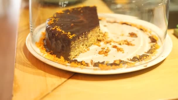 Chocolate cake met cover — Stockvideo