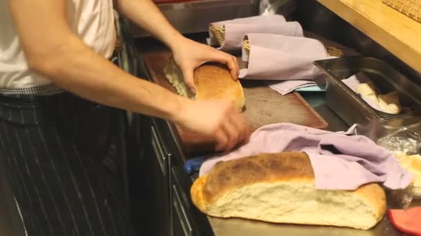 Chef-kok snijden brood — Stockvideo