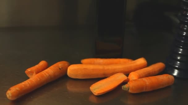 Čerstvá mrkev v restauraci — Stock video