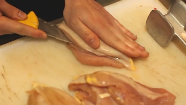 Кухар нарізає куряче м'ясо — стокове відео