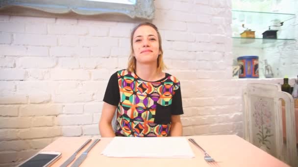 Mujer hablando en un restaurante — Vídeo de stock