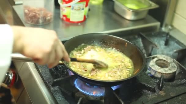 Chef ajoutant du beurre dans une poêle chaude — Video