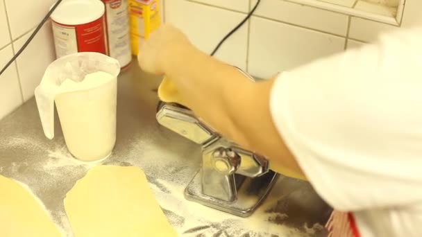 Maken van pasta met Pastamachine — Stockvideo