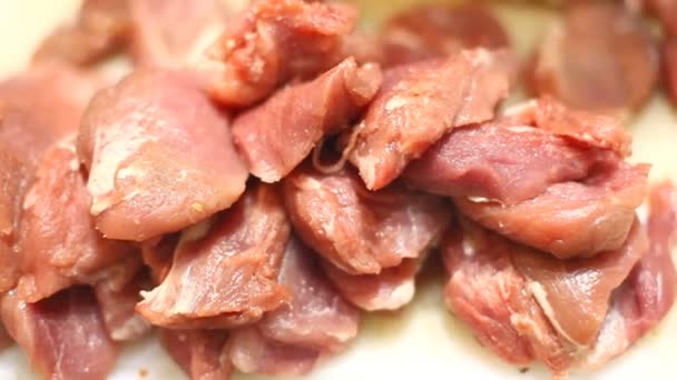 Carne crua numa tábua de corte — Vídeo de Stock