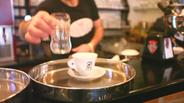 Cameriere preparare il caffè — Video Stock