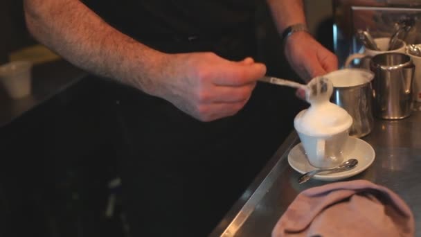 Barista förbereder perfekt cappuccino — Stockvideo