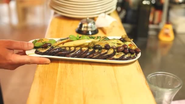 Офіціант приймає страву з баклажанів — стокове відео