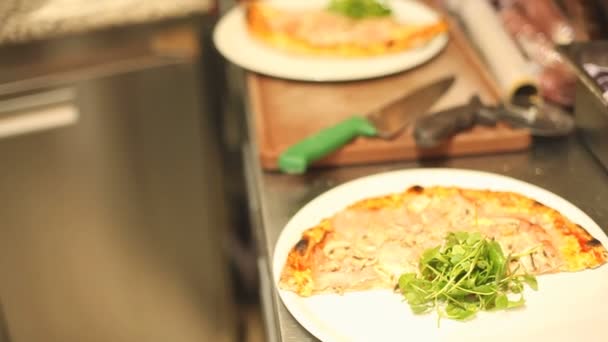 Пицца разрезана пополам, готовая к подаче — стоковое видео