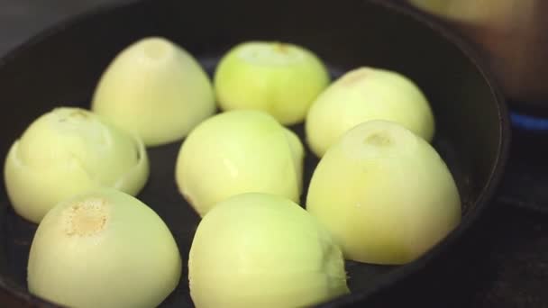 Onions cut in half frying — Stock Video