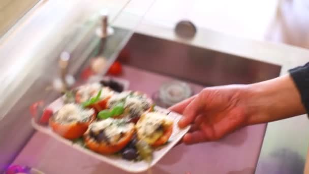 Platos vegetales en un restaurante escaparate — Vídeos de Stock