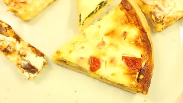 Quiche assortite servite su un piatto — Video Stock