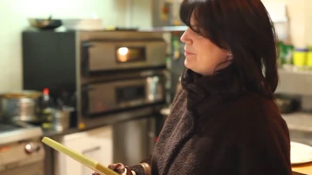 Propietario de bistrot en cocina con chefs — Vídeos de Stock
