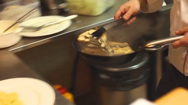 Chef poniendo comida en platos — Vídeos de Stock