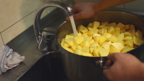 Повар готовит картошку — стоковое видео