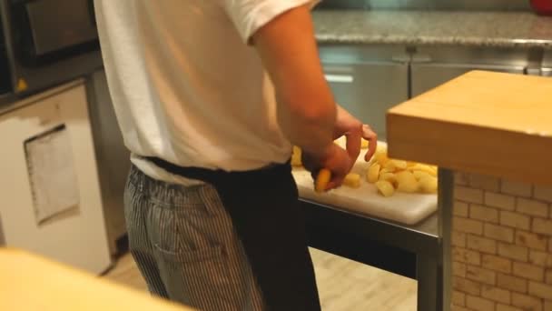 Chef cocinando patatas — Vídeo de stock