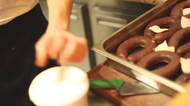 Chef preparando salchichas — Vídeo de stock