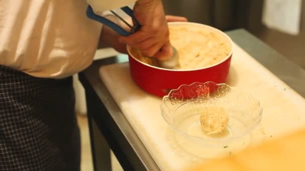 Шеф-повар собирает мороженое — стоковое видео