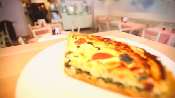 Quiche di verdure servite su un piatto — Video Stock