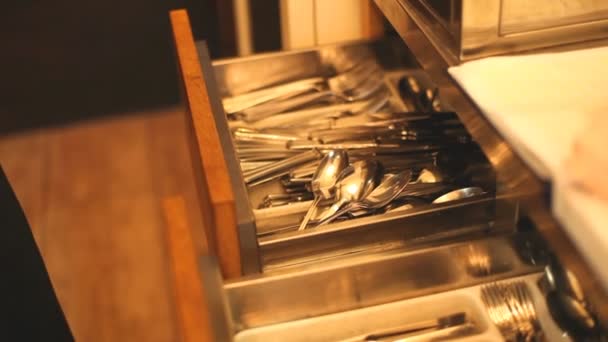 Talheres colocados na gaveta da cozinha — Vídeo de Stock