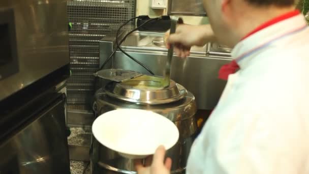 Šéfkuchař nalití polévky — Stock video