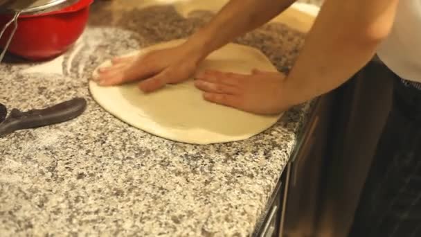 Шеф-повар делает тесто — стоковое видео
