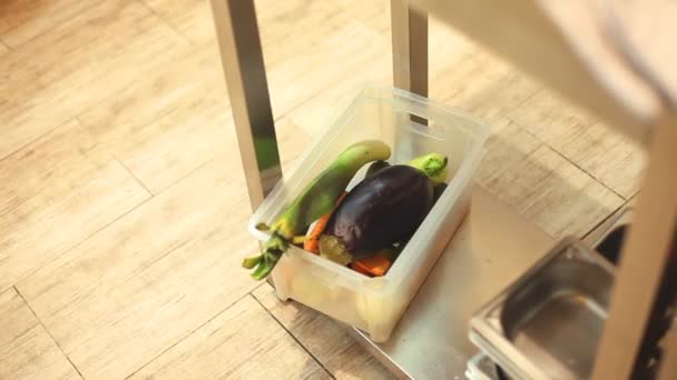 Légumes frais dans un restaurant — Video