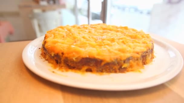 Pastel de frutas en un plato — Vídeos de Stock