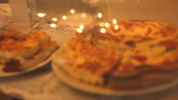 Quiches variados em uma chapa — Vídeo de Stock