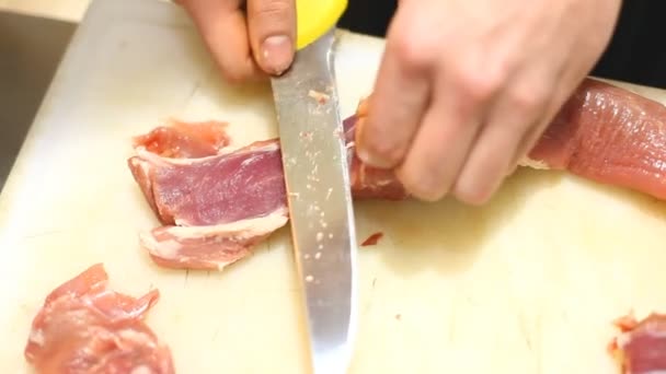 Kocken styckning av kött — Stockvideo