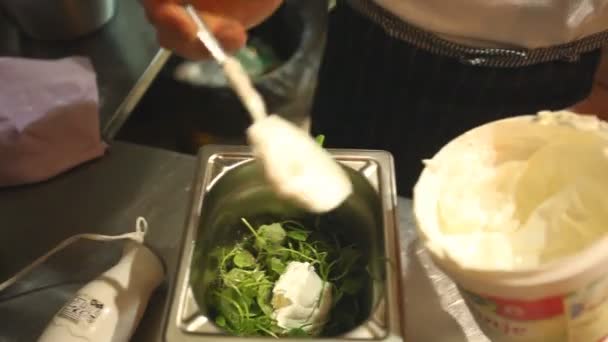 Šéfkuchař míchání dresinkem s mixérem — Stock video