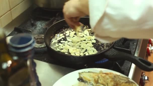 Semi di frittura di chef in una padella — Video Stock