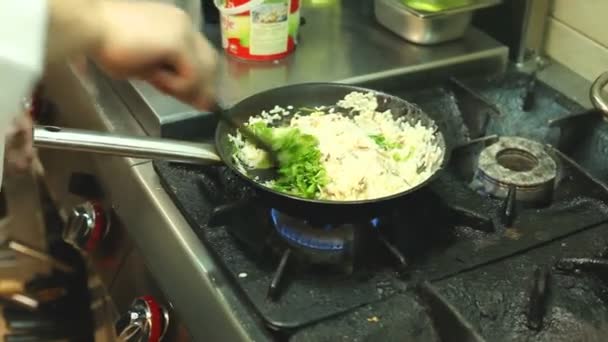 Chef plato de cocina — Vídeos de Stock