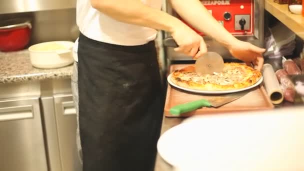Chef cutting pizza in half — Stock Video