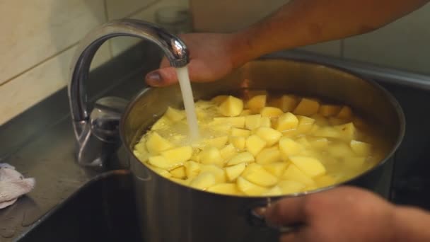 Chef-kok koken aardappelen — Stockvideo