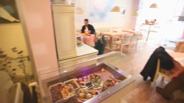 Restoranda oturan insanlar — Stok video