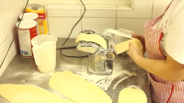 Виготовлення макаронних виробів з макаронними виробами — стокове відео