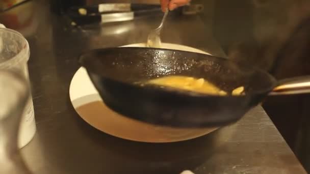 Chef colocando comida em pratos — Vídeo de Stock