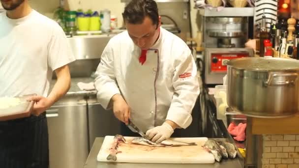 Chefs de corte y limpieza de pescado — Vídeos de Stock