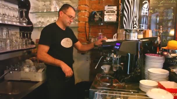 Σερβιτόρος προετοιμασία του καφέ — Αρχείο Βίντεο