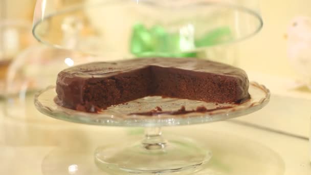 Torta al cioccolato su un vassoio — Video Stock