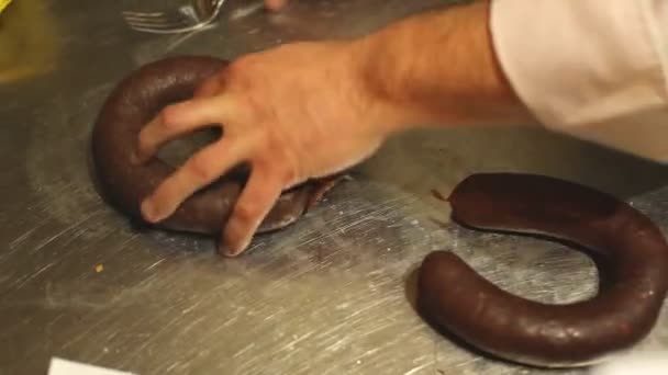 Шеф-повар готовит сосиски — стоковое видео