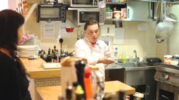 Proprietario di bistrot in cucina con chef — Video Stock