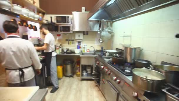Chefs en la cocina del restaurante — Vídeo de stock