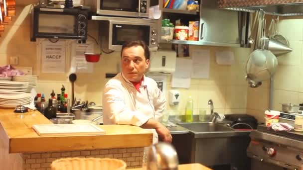 Chefs en la cocina del restaurante — Vídeos de Stock