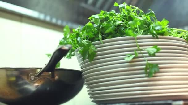 Salada de agrião na cozinha — Vídeo de Stock