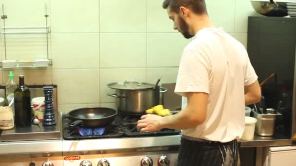 Young chef cooking — Stock Video