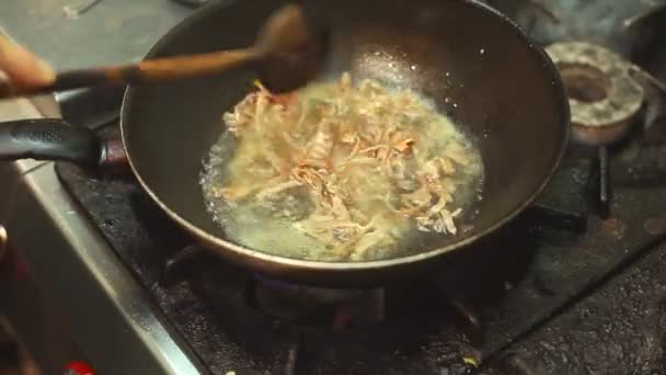 "Wok" un kizartma noodles — Stok video