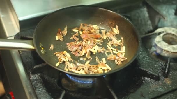 Sacudiendo cosas fritas en la sartén — Vídeo de stock