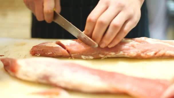 Kocken styckning av kött — Stockvideo