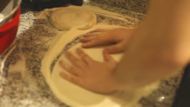 Шеф-повар готовит тесто — стоковое видео